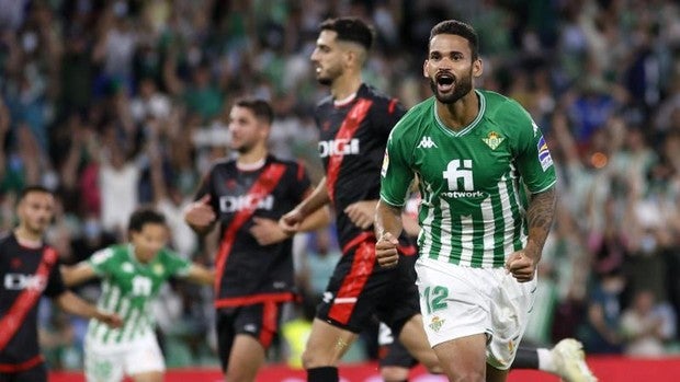 Un penalti evita un sofoco al Betis frente al Rayo