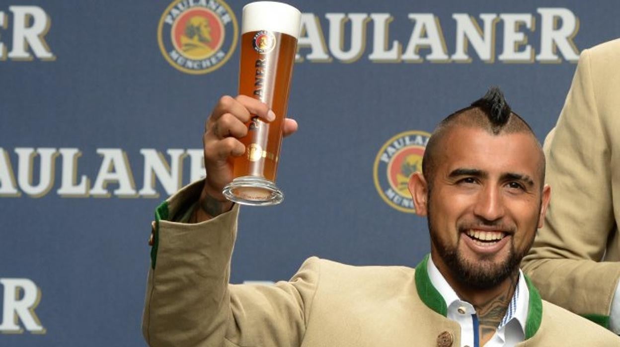 Arturo Vidal, en un acto de una empresa cervecera durante su estancia en el Bayern alemán