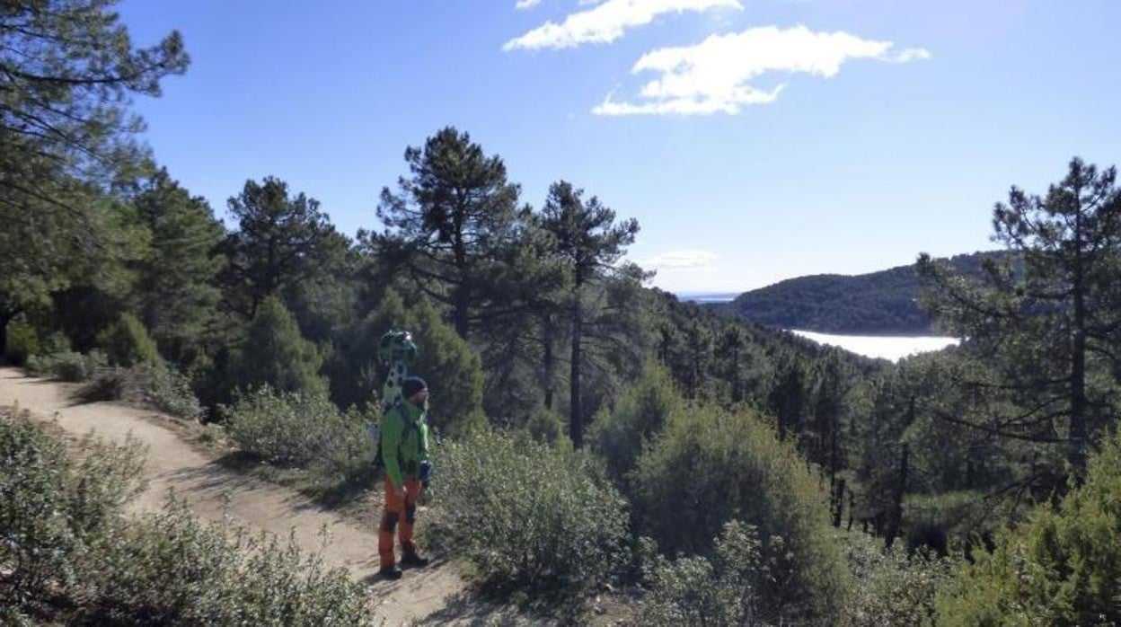 Un excursionista observa el paisaje en la Sierra de Guadarrama