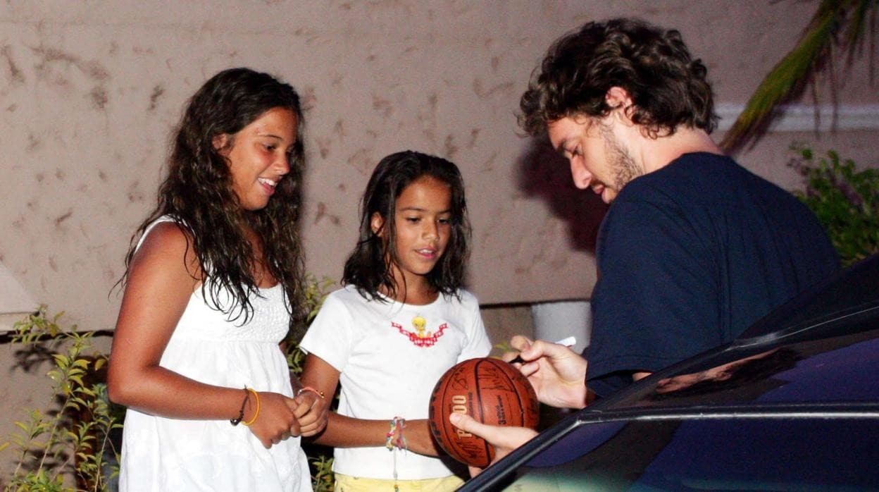 pau gasol firma un balón a dos niñas en san fernando en 2009.