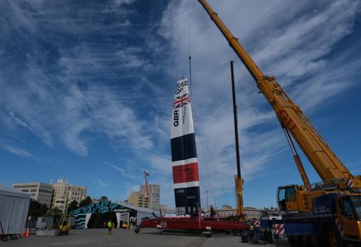 Una grúa levanta el catamarán de Gran Bretaña.