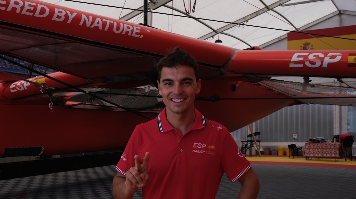 Jordi Xammar en el hangar de España situado en el Muelle Ciudad de Cádiz.