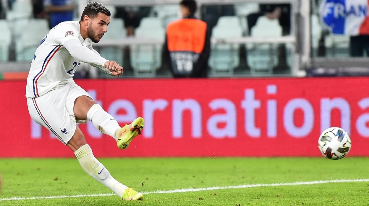 Theo Hernández anotando el 2-3 definitivo en la semifinal de la Nations League entre Bélgica y Francia