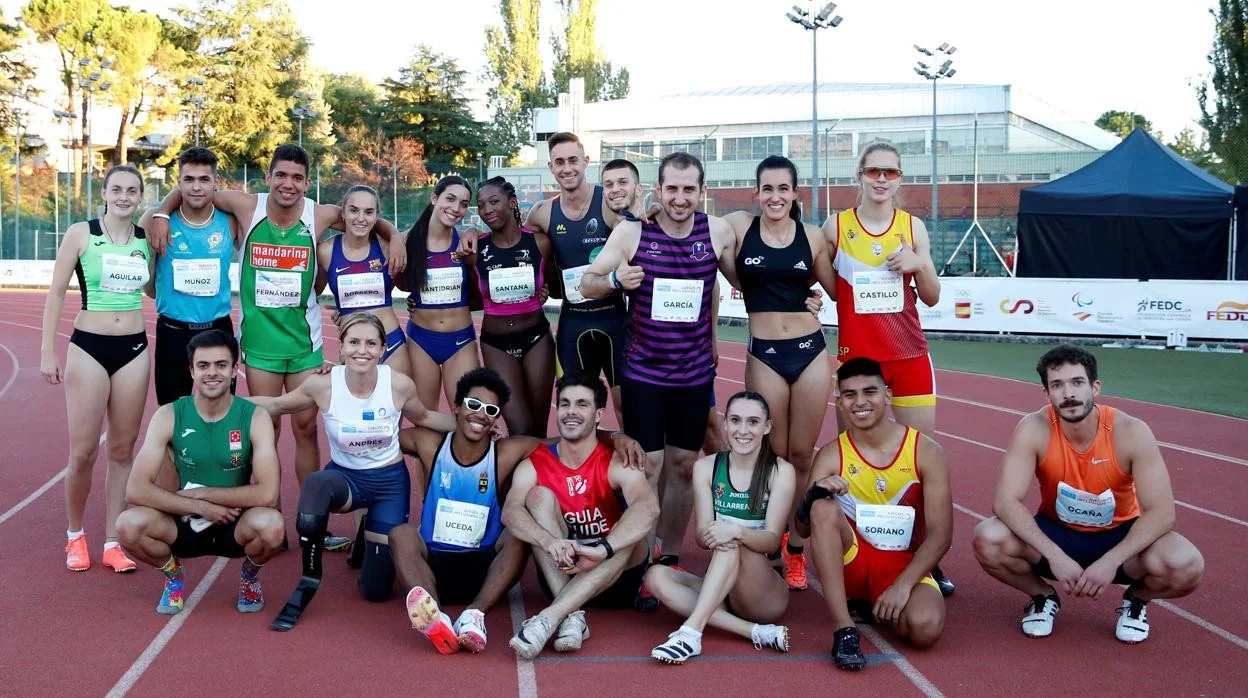Parte de los deportistas, con y sin discapacidad, que compitieron en los Juegos Inclusivos