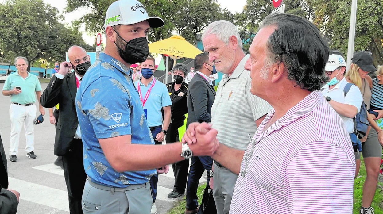 Rahm saluda a su hombre de confianza, Ramón Barreneche, en presencia de su padre