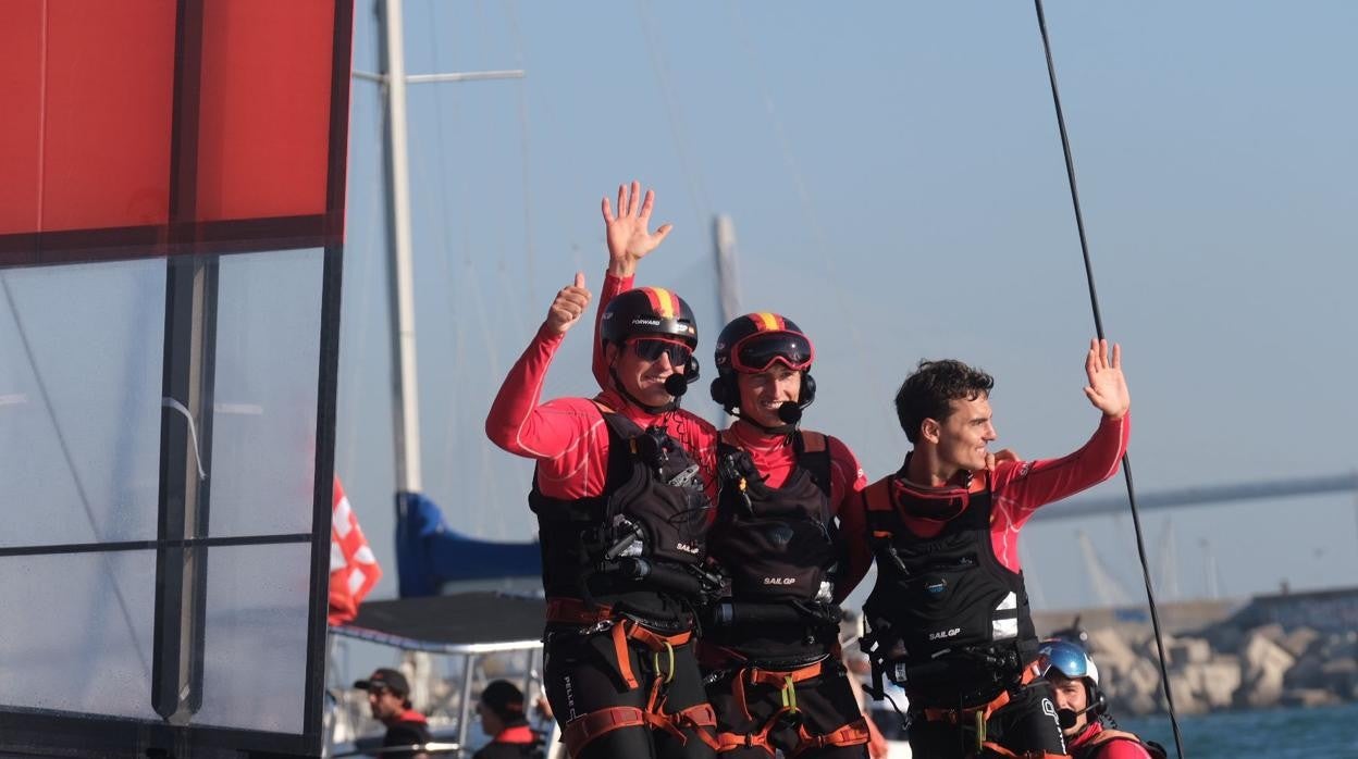 El equipo español de Sail GP con Jordi Xammar a la derecha