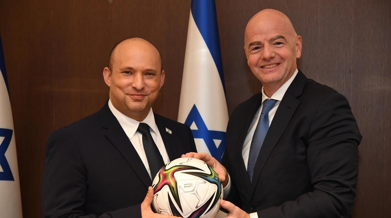 Infantino (derecha), con el primer ministro de Israel