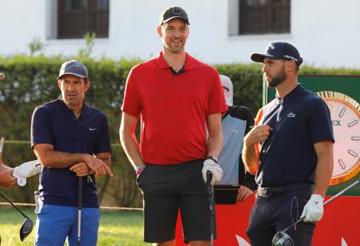 Gasol, junto a Figo y al jugador profesional Adri Arnaus, su equipo en el Pro-Am.