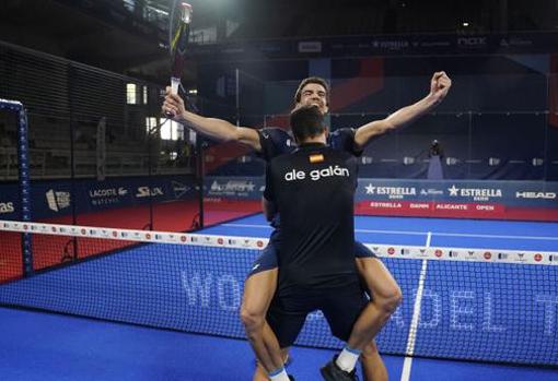 Lebrón junto a Ale Galán celebrando un triunfo.