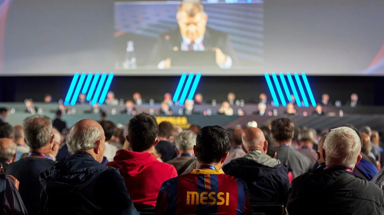 Socios del Barça, durante la asamblea de esta tarde