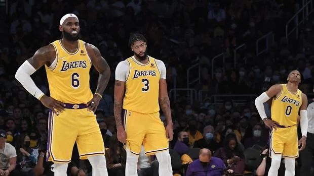 Mal estreno de Los Lakers a pesar de LeBron y Davis