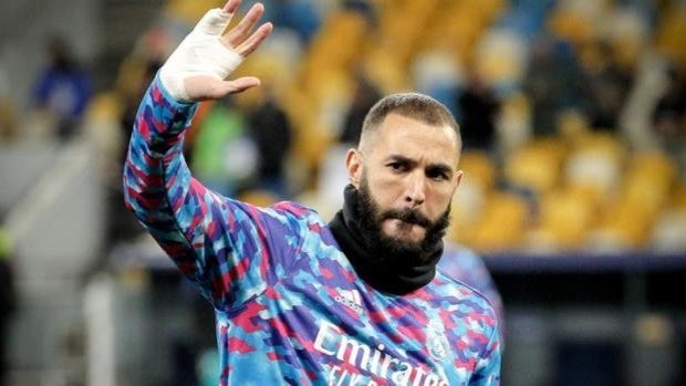 Benzema, con un pie dolorido, espera estar listo para el clásico