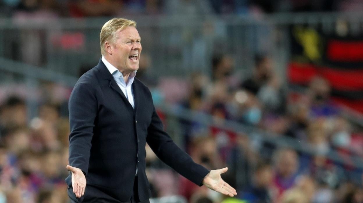 Ronald Koeman se queja durante un partido