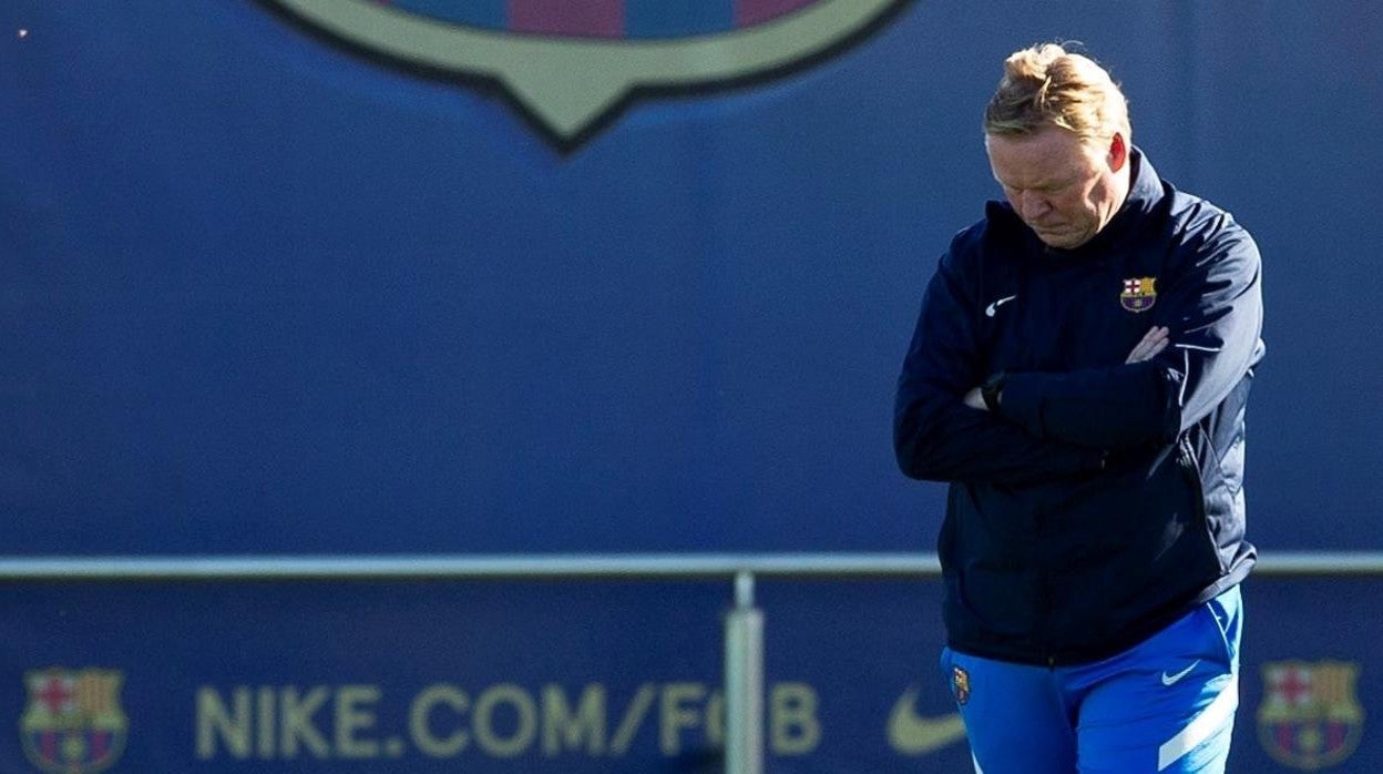 Ronald Koeman, pensativo, durante el entrenamiento de este sábado