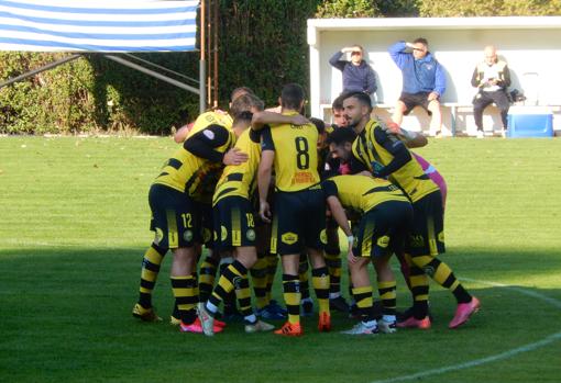 Los jugadores del CD Cayón antes de un partido de Liga