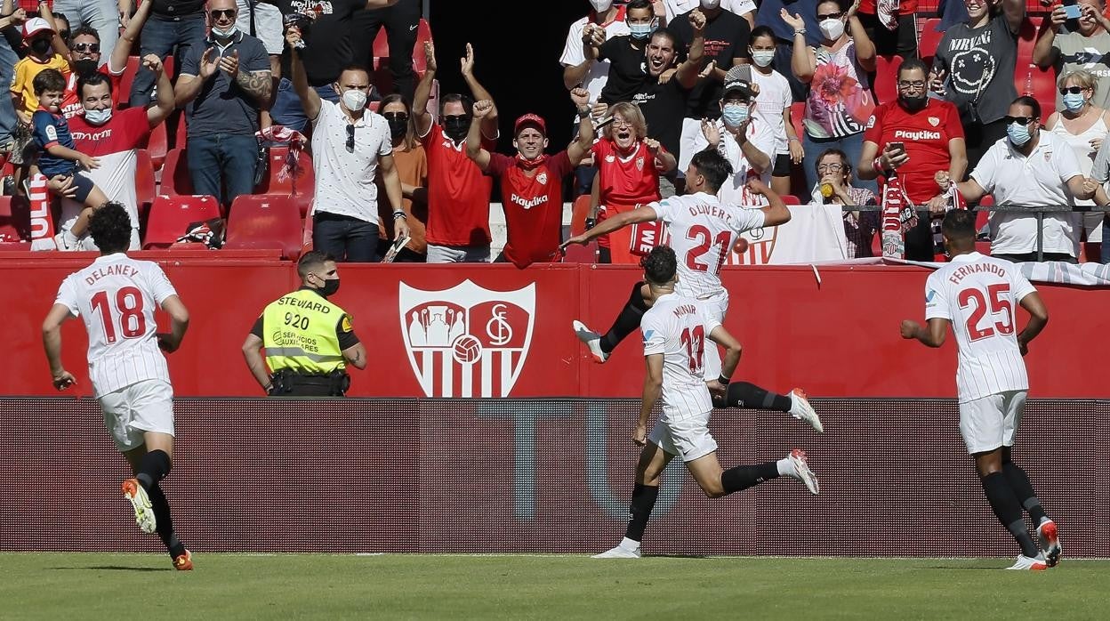 Óliver Torres celebra su golazo