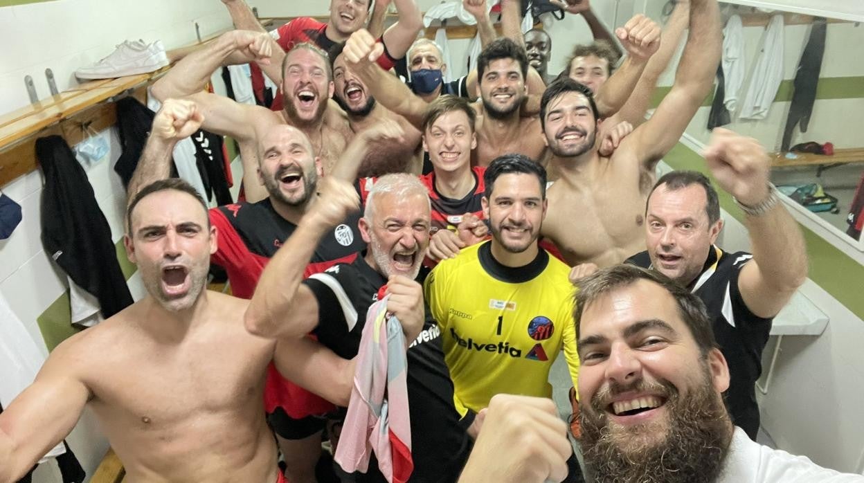 Los jugadores del Helvetia BM Prointegrada celebran la victoria en Melilla