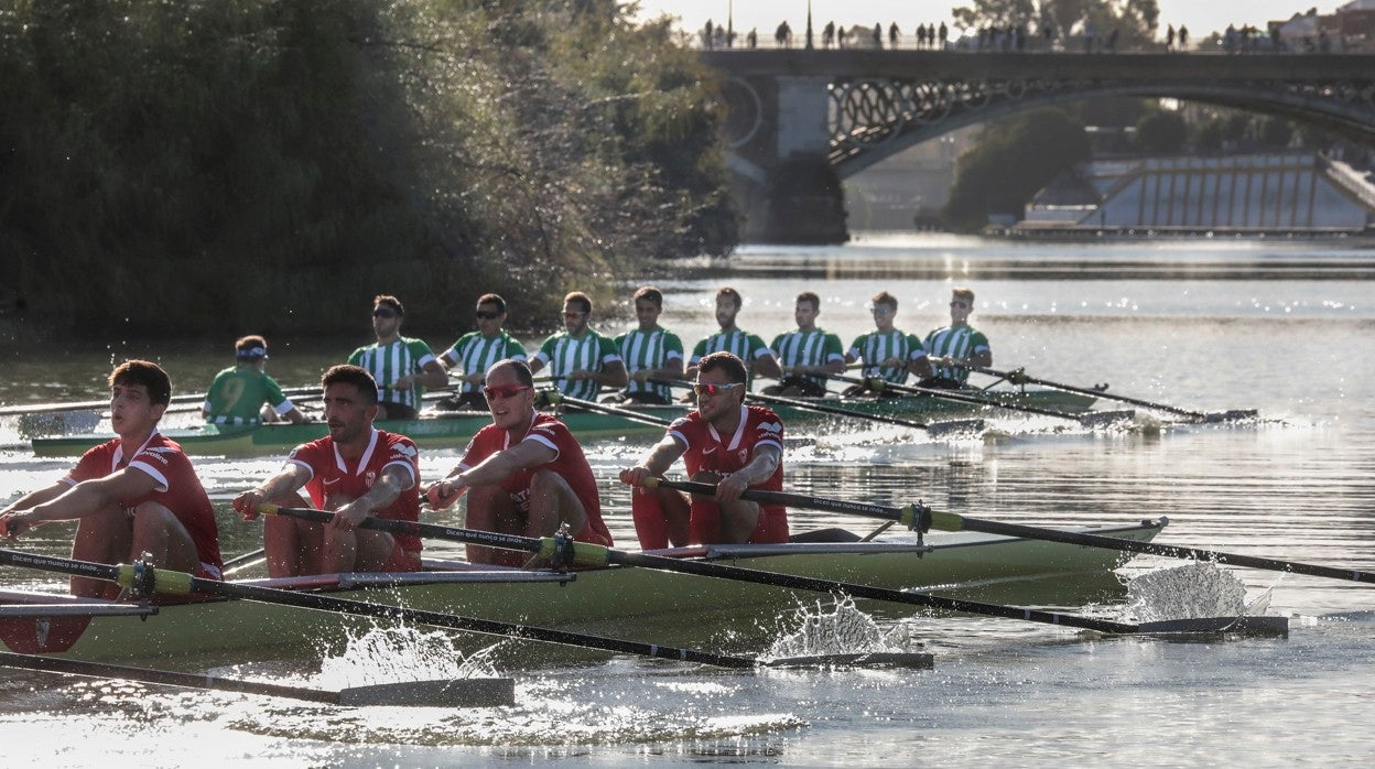 La Regata Sevilla - Betis 2020, a su paso por la curva de Chapina, antes de llegar al Puente de Triana