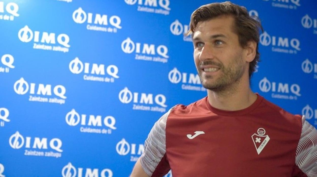 Fernando Llorente pasando reconocimiento médico con el Eibar