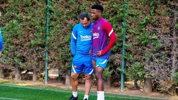 Presentación en el vestuario y a entrenar: el primer día de Sergi Barjuán al frente del Barça