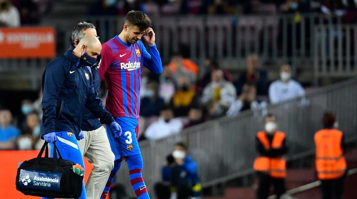 Piqué se retira con molestias durante el partido entre el Barcelona y el Alavés