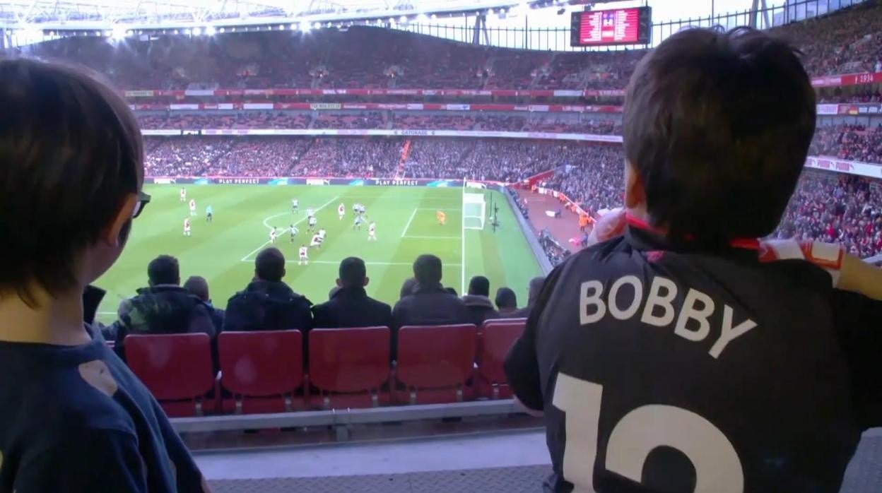 Varios niños viendo un encuentro de Premier League desde la 'sensory room' del Emirates Stadium