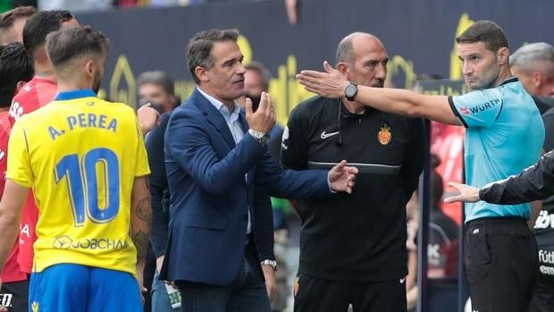 Un jugador del Mallorca, tras el arbitraje recibido ante el Cádiz: «Nos han faltado al respeto»