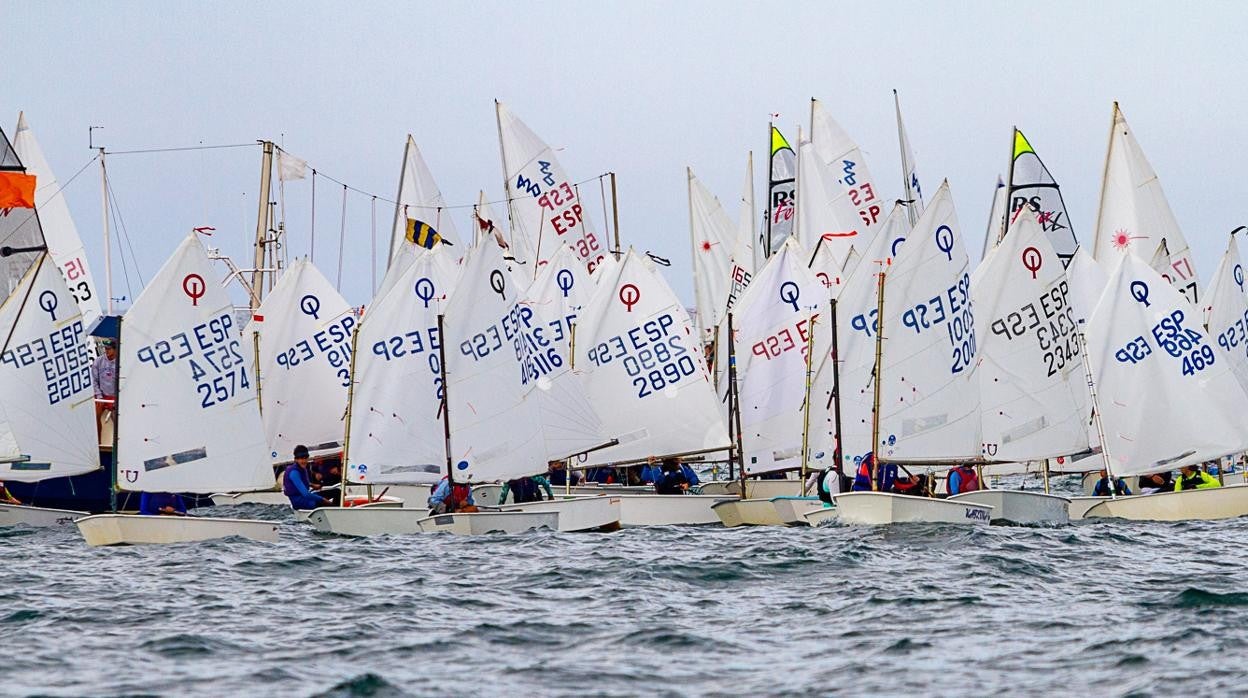 El Trofeo Presidente de vela ligera se decidió en el Abra con los resultados de la primera jornada