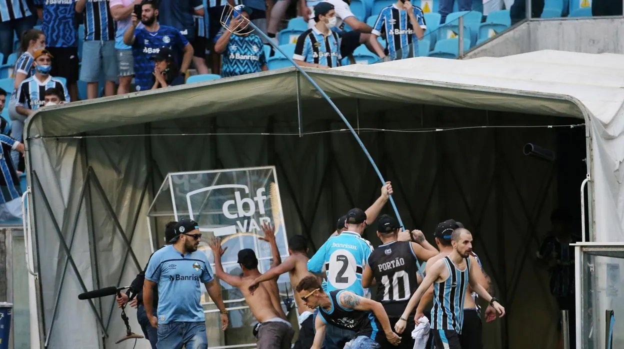 Aicionados del Gremio, durante la invasión de campo tras la derrota ante el Palmeiras