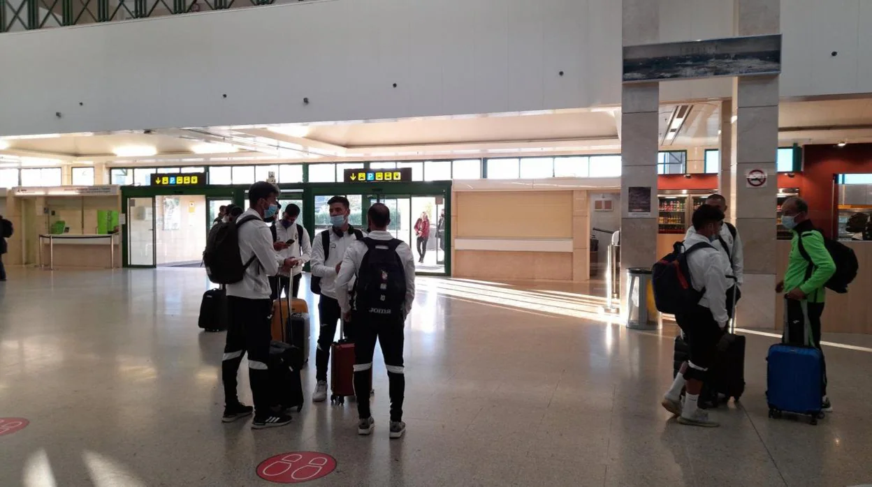 Los jugadores del Ceuta, en el aeropuerto de Jerez en su viaje a La Palma