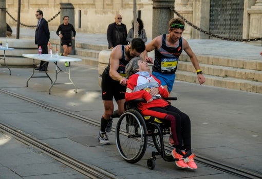 A la altura de la Catedral, Eric y Silvia siguen adelante en Sevilla