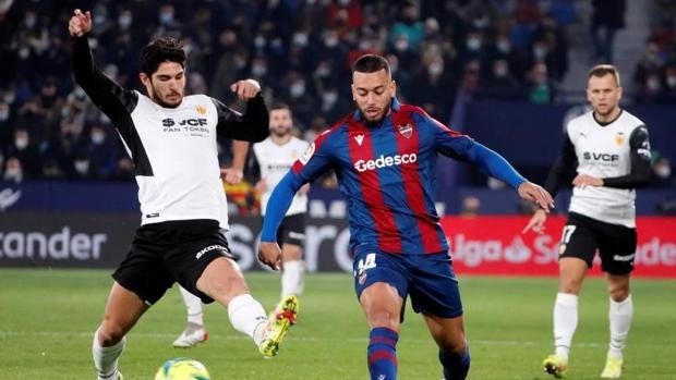 El Valencia le remonta al Levante un gran derbi