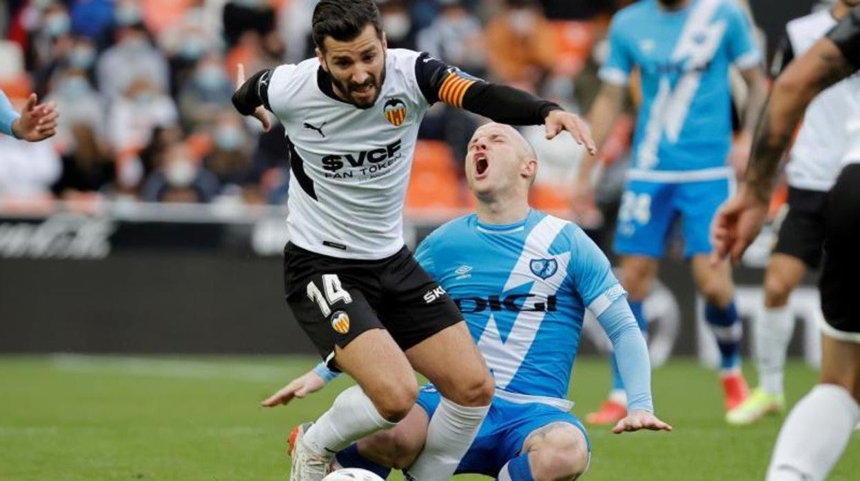 Un penalti polémico evita la victoria del Rayo en Mestalla