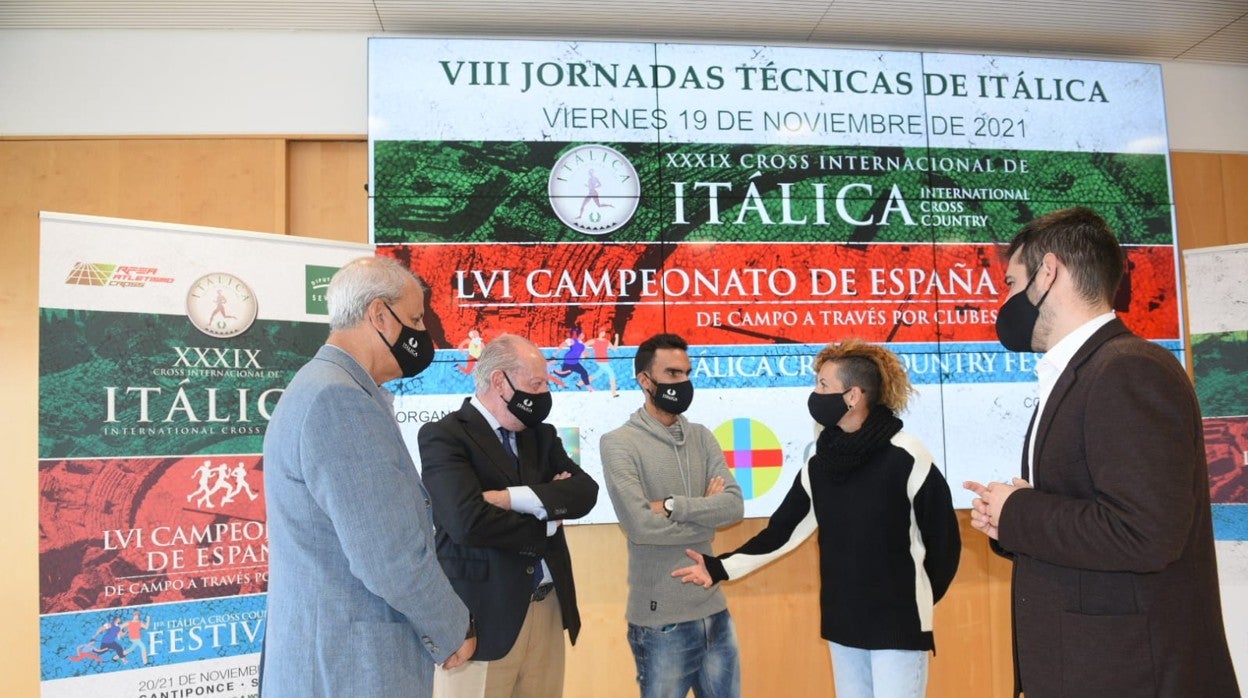 Carolina Robles, charlando con el presidente de la Diputación, Fernando Rodríguez Villalobos