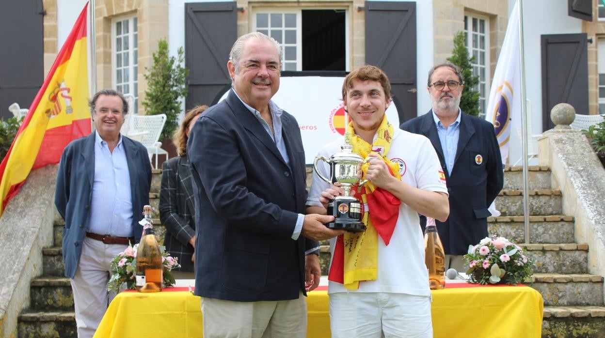 Manuel Álvarez-Sala recibe el trofeo de manos de Jose Manuel Domecq presidente del Real club de golf Vista Hermosa