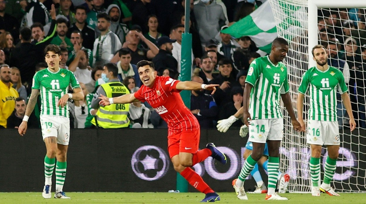 Acuña corre a celebrar el 0-1 paa el Sevilla ante el Betis en el derbi disputado en el Benito Villamarín