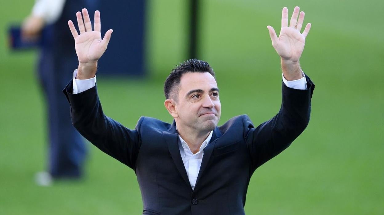 Xavi Hernández saluda a la grada durante su presentación