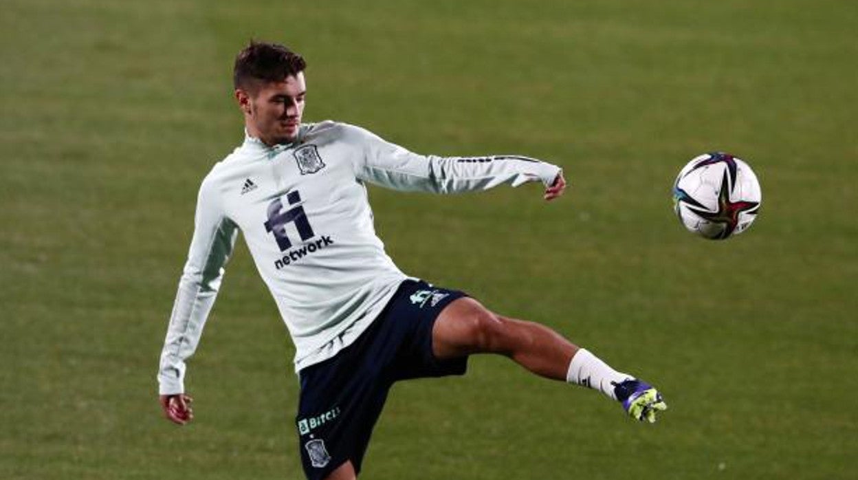 Brahim controla la pelota en un entrenamiento de la selección española en Las Rozas