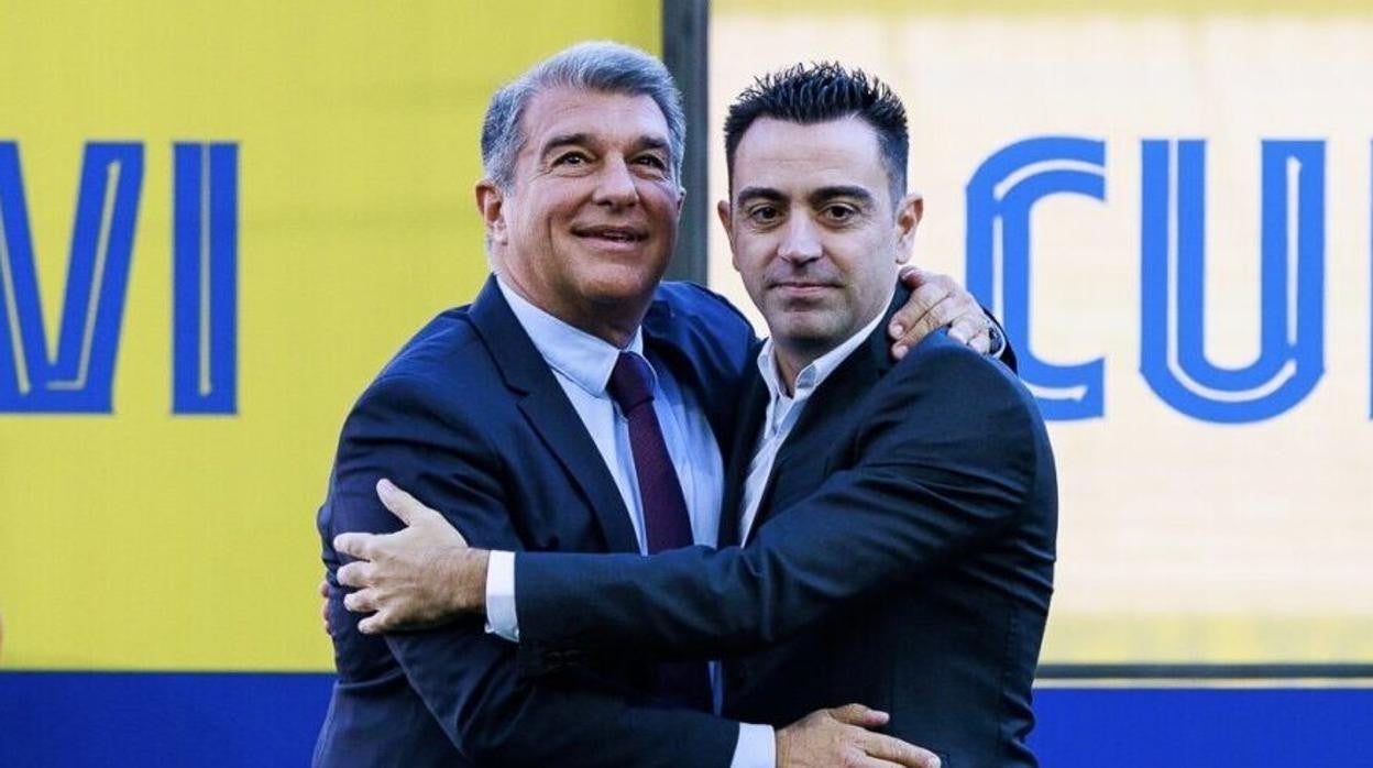 Joan Laporta felicita a Xavi durante su presentación