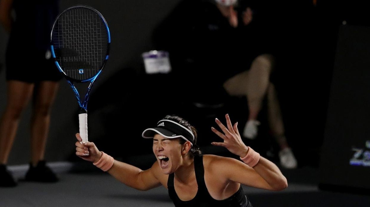 La española Garbiñe Muguruza junto a la checa Barbora Krejcikova antes del partido