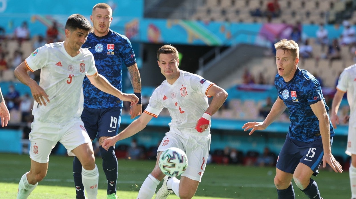 Gerard Moreno y Azpilicueta, durante el España-Eslovaquia de la Eurocopa jugado en el Estadio de La Cartuja