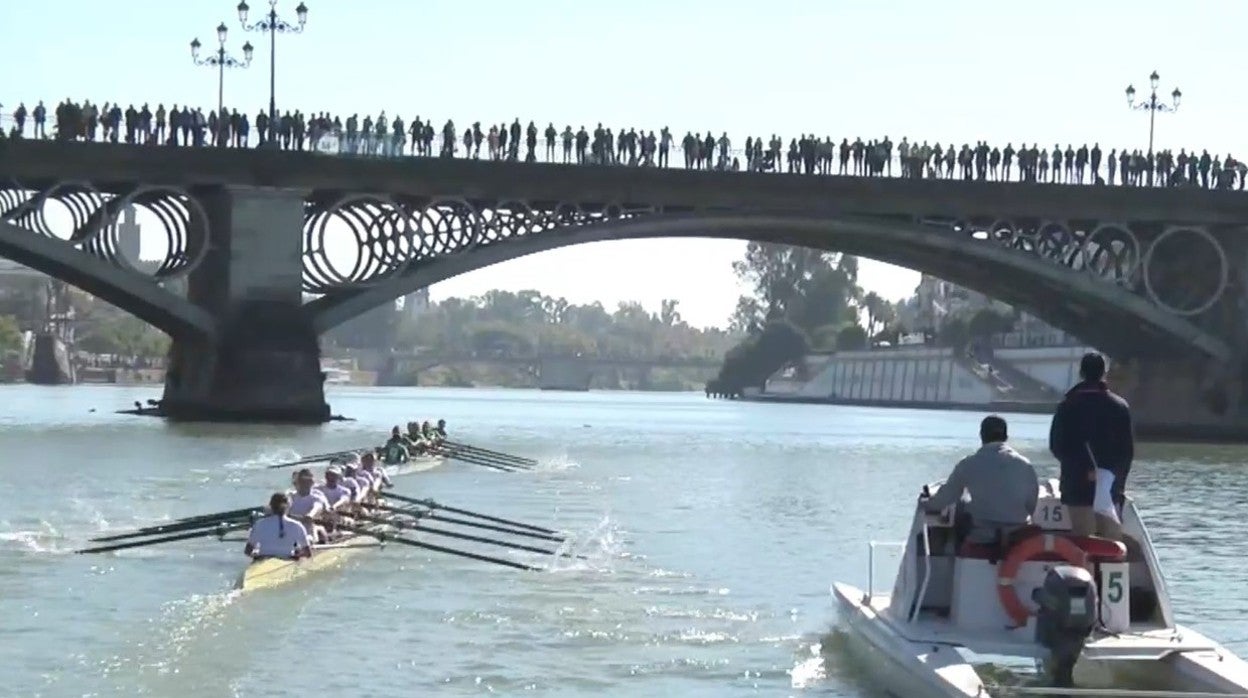 El barco verdiblanco, por delante del sevillista antes de cruzar el Puente de Triana