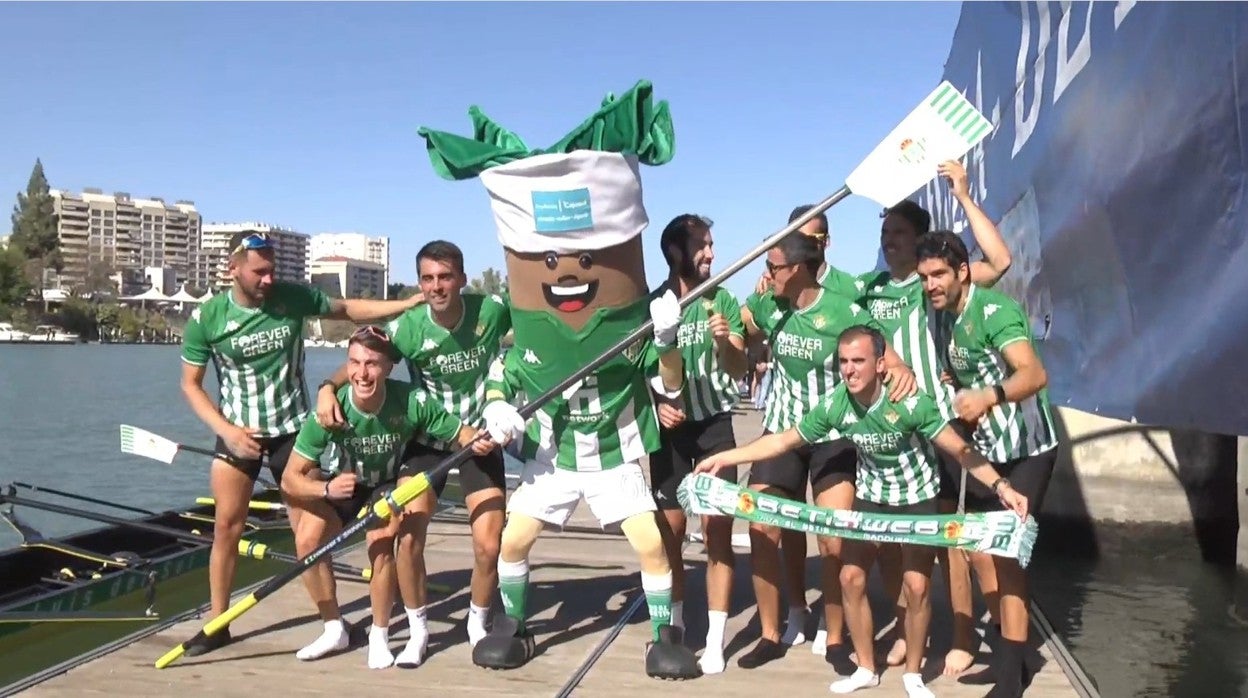 El barco verdiblanco, celebrando la victoria en la Regata Sevilla-Betis