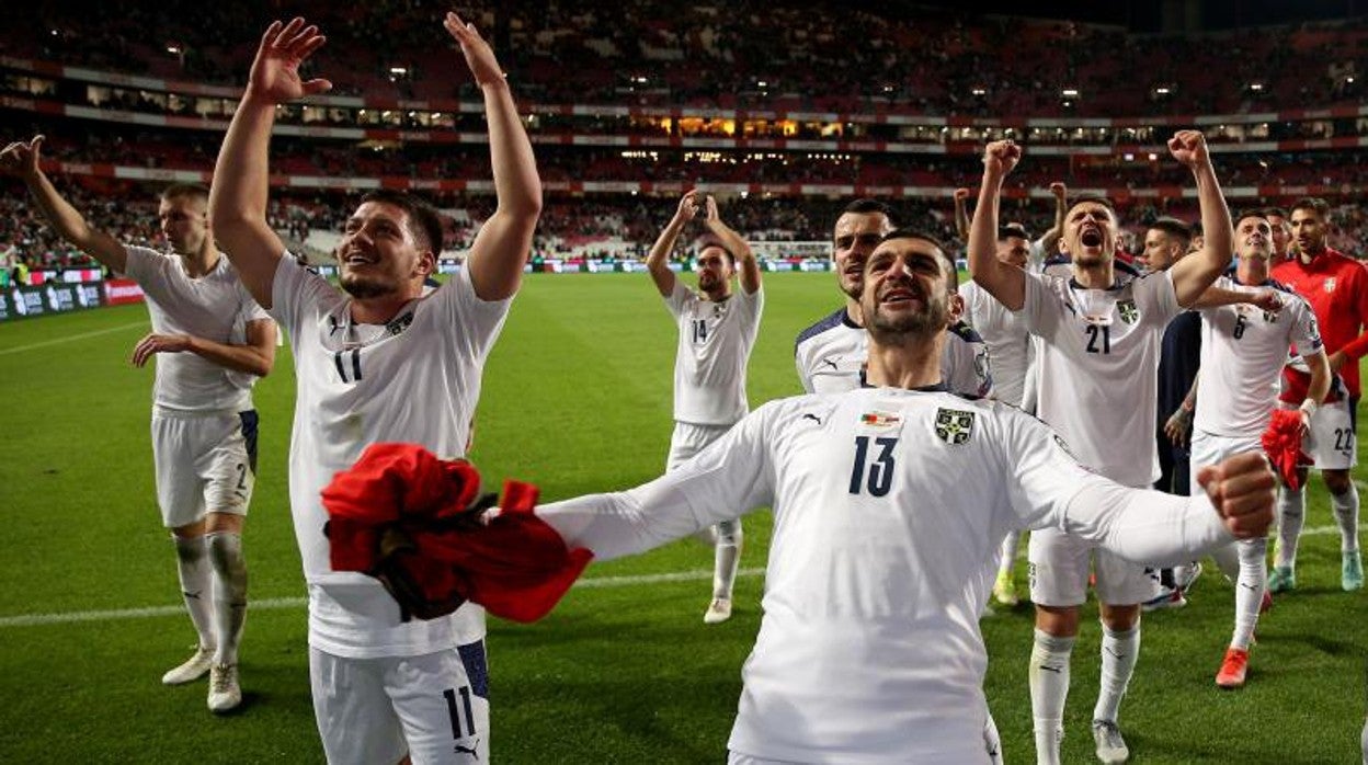 Los jugadores de Serbia celebran su triunfo ante Portugal y su clasificación