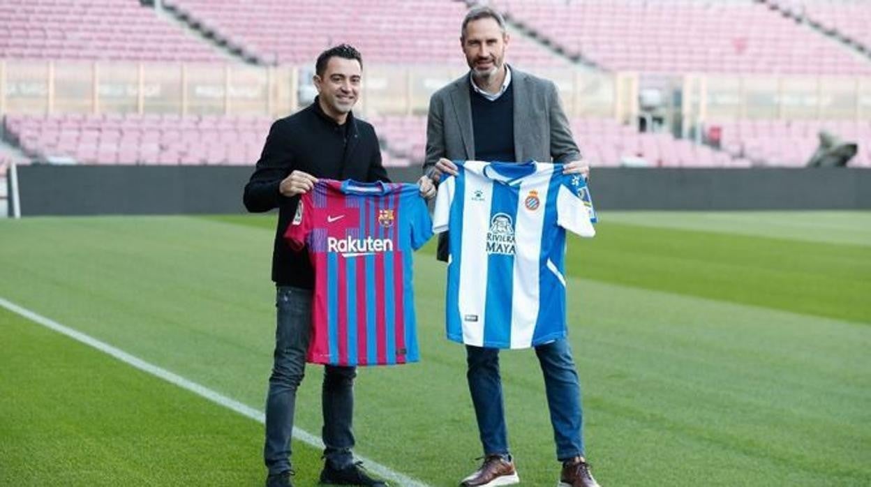 Xavi Hernández y Vicente Moreno posan en el Camp Nou