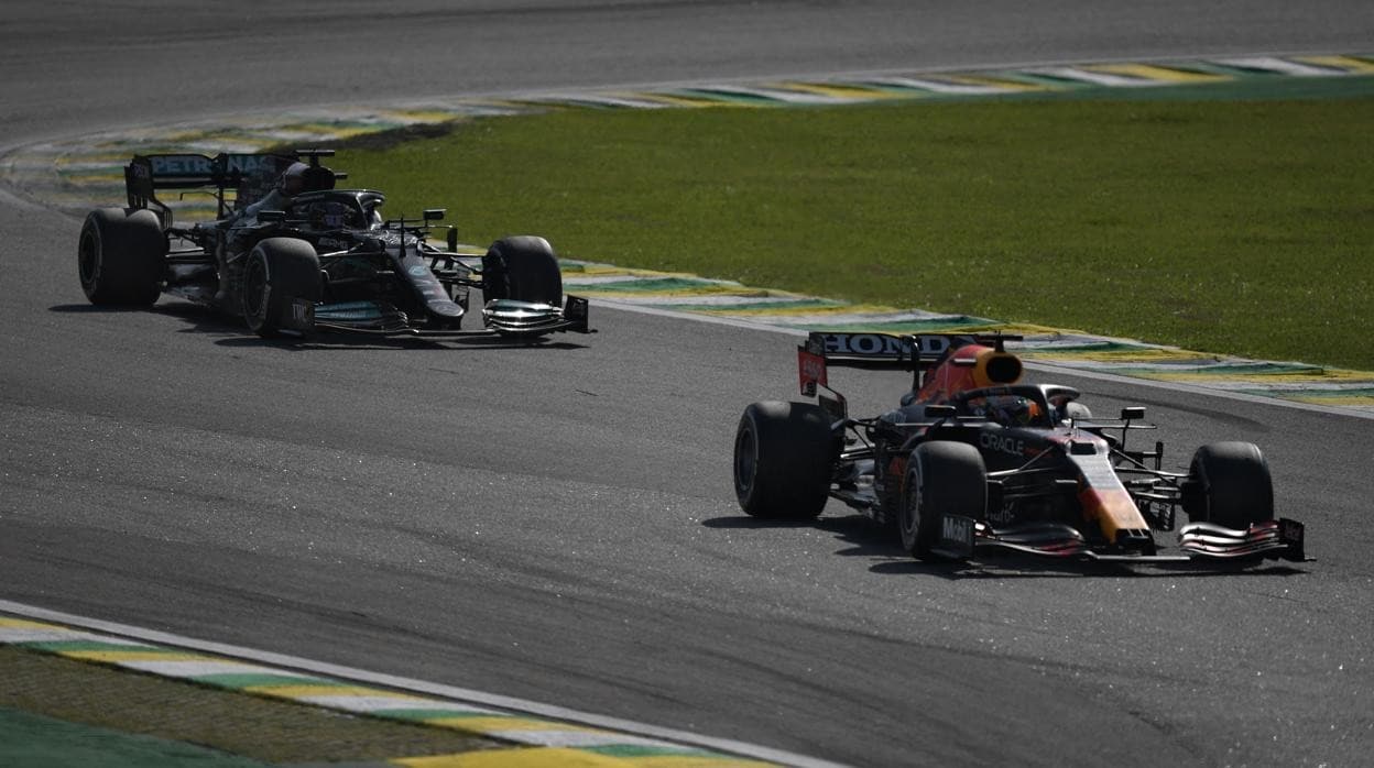 Una imagen del duelo Verstappen-Hamilton en Interlagos