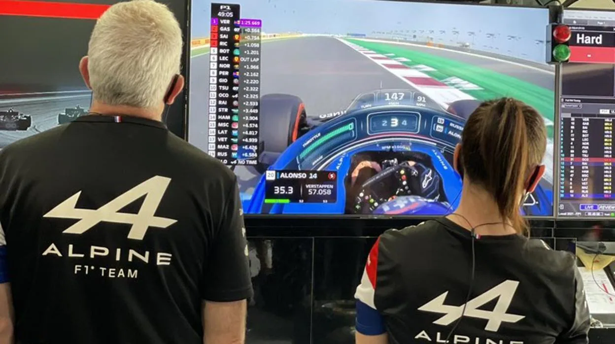 El box de Alpine sigue la evolución de Fernando Alonso en Catar