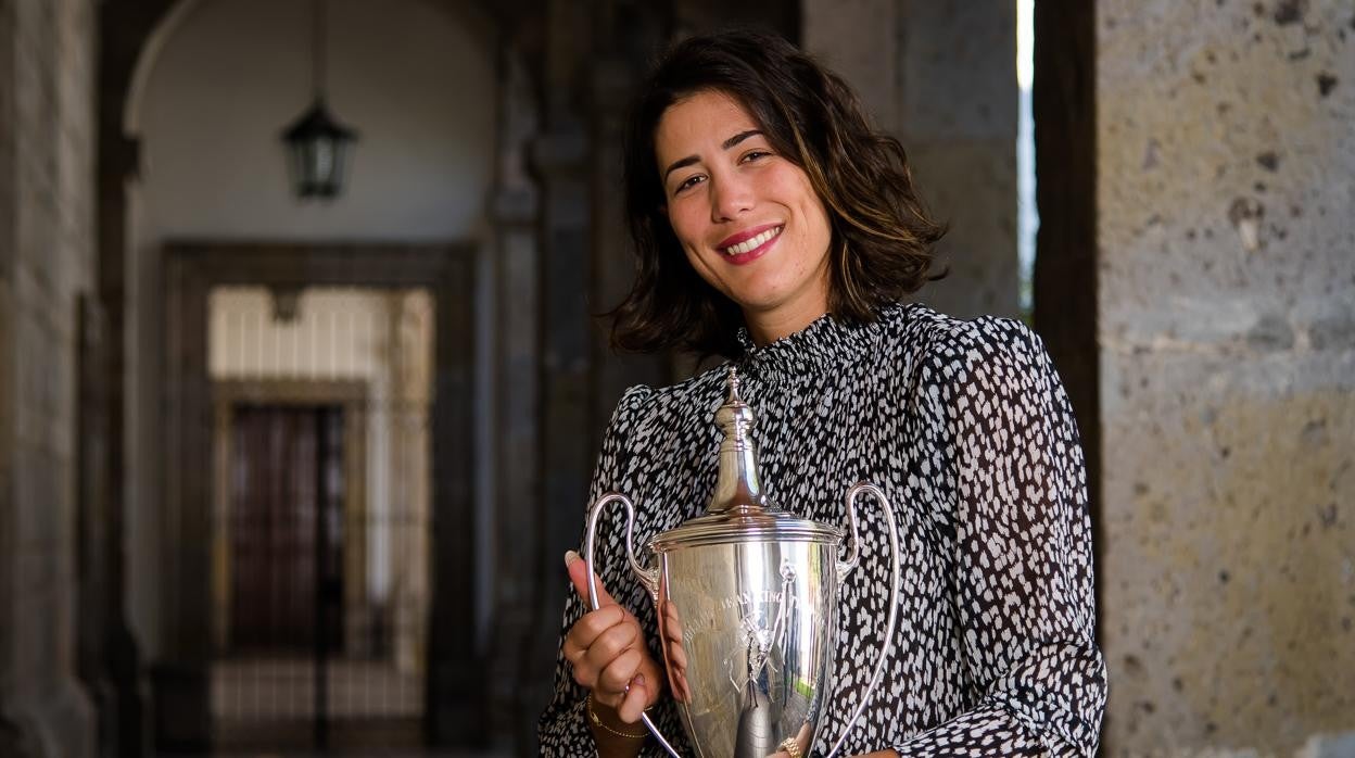 Garbiñe Muguruza posa con la Copa de Maestras