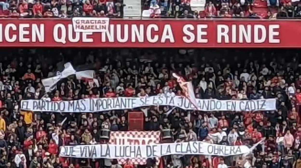 Pancarta reivindicativa de Biris Norte en apoyo a los trabajadores del metal el pasado sábado durante el Sevilla - Alavés.