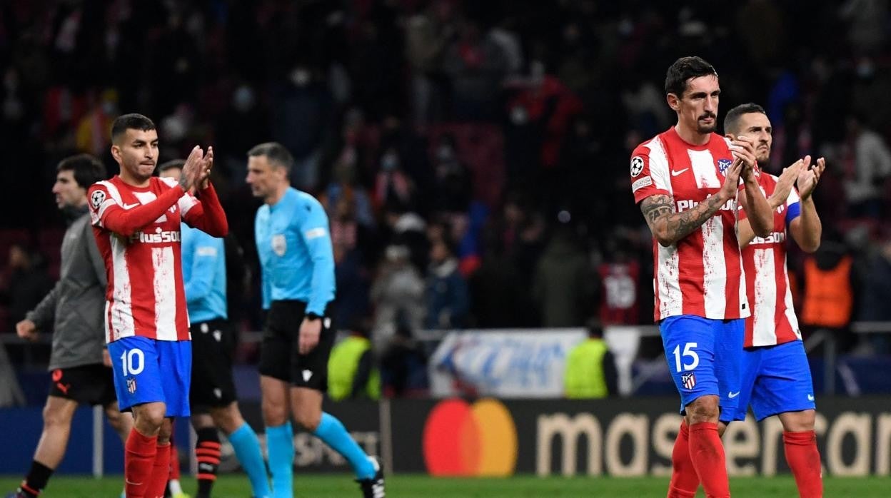 Los jugadores del Atlético, ayer tras caer derrotados ante el Milán